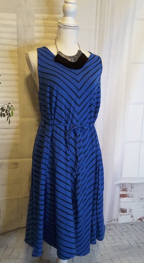 3$30 Liz Lange Maternity blue black chevron dress